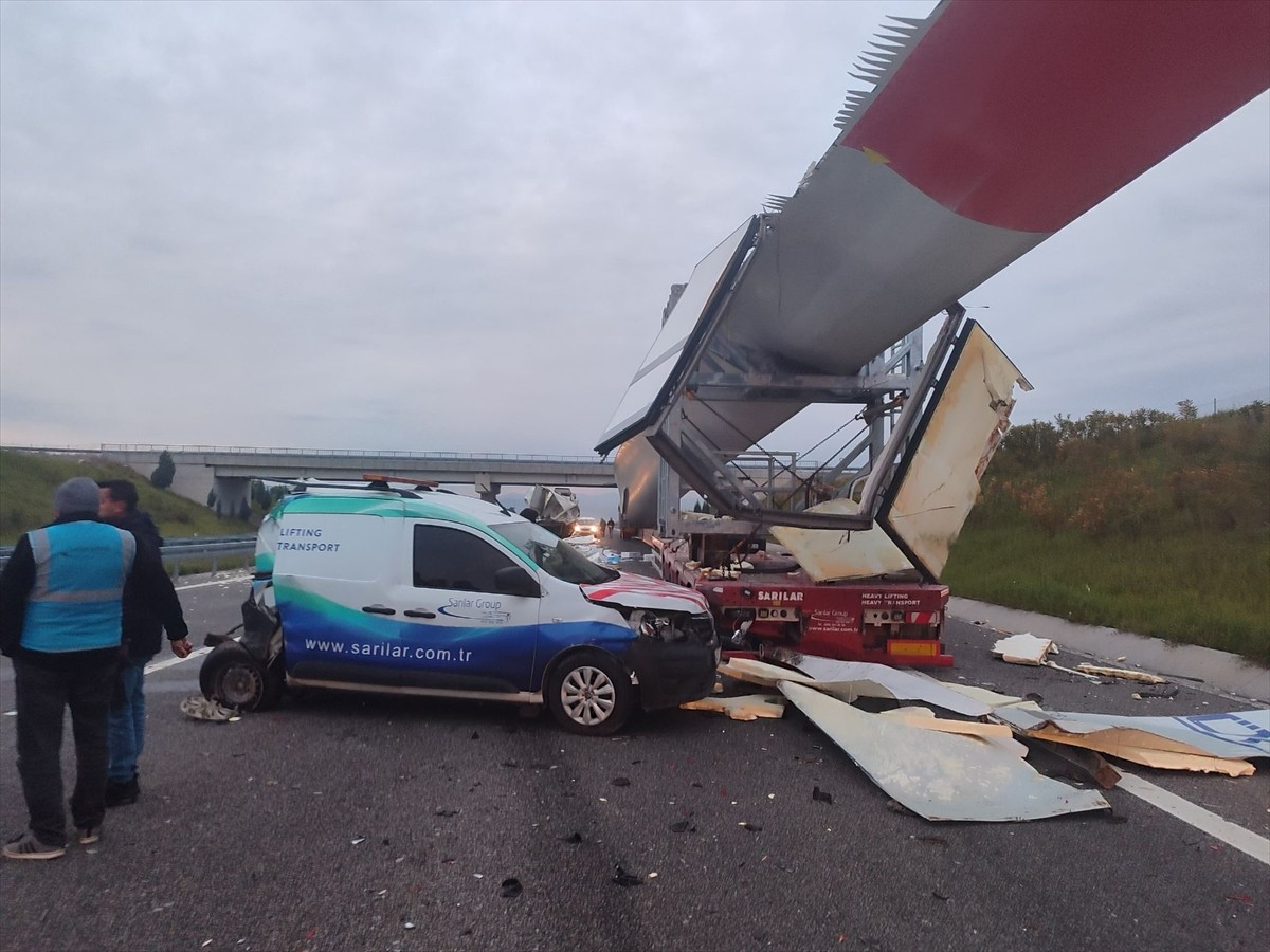 İstanbul-İzmir Otoyolu'nun Manisa'nın Saruhanlı ilçesi bölümünde, rüzgar türbini kanadı taşıyan...