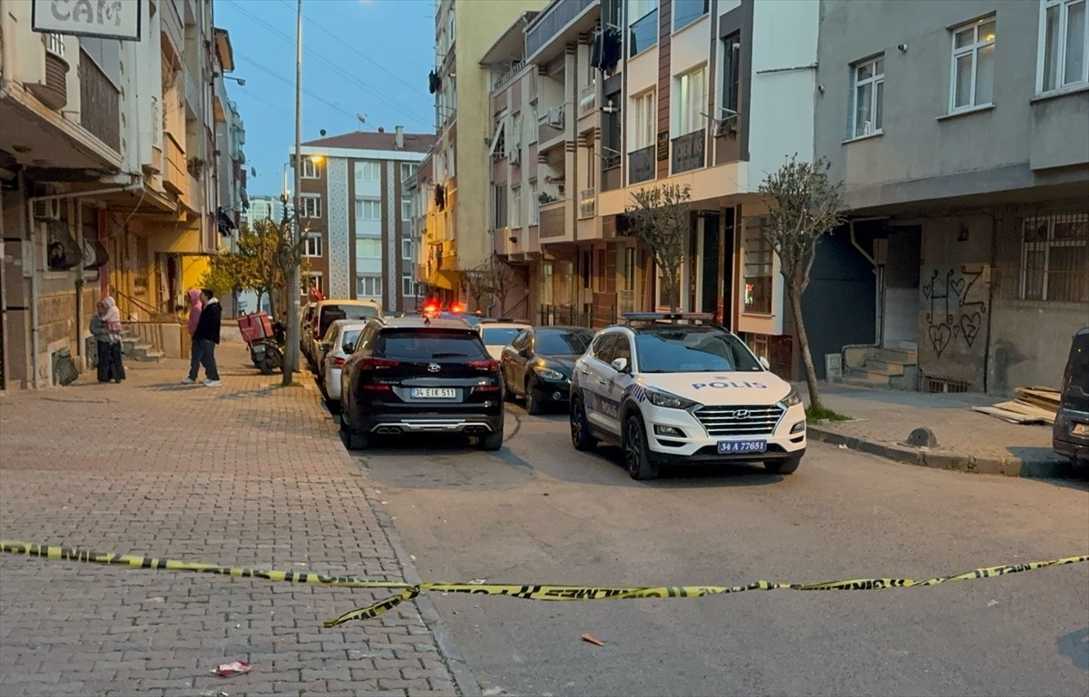 İstanbul Küçükçekmece'de oturduğu binanın zemin katındaki iş yerine pompalı tüfekle ateş açan...