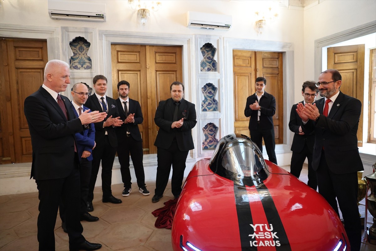 İstanbul Valisi Davut Gül (solda), Yıldız Teknik Üniversitesi (YTÜ) Alternatif Enerjili Sistemler...