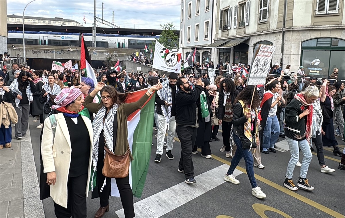 İsviçre'nin Cenevre kentinde binlerce kişi, Filistin ile dayanışma için yürüyüş yaptı. Place De...