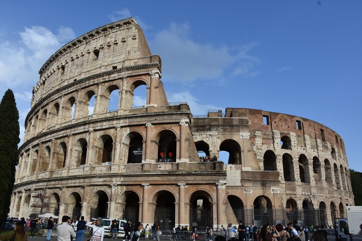 İtalya'nın başkenti Roma'nın dünyaca ünlü simge yapısı Kolezyum'da (fotoğrafta), Kültür ve Turizm...