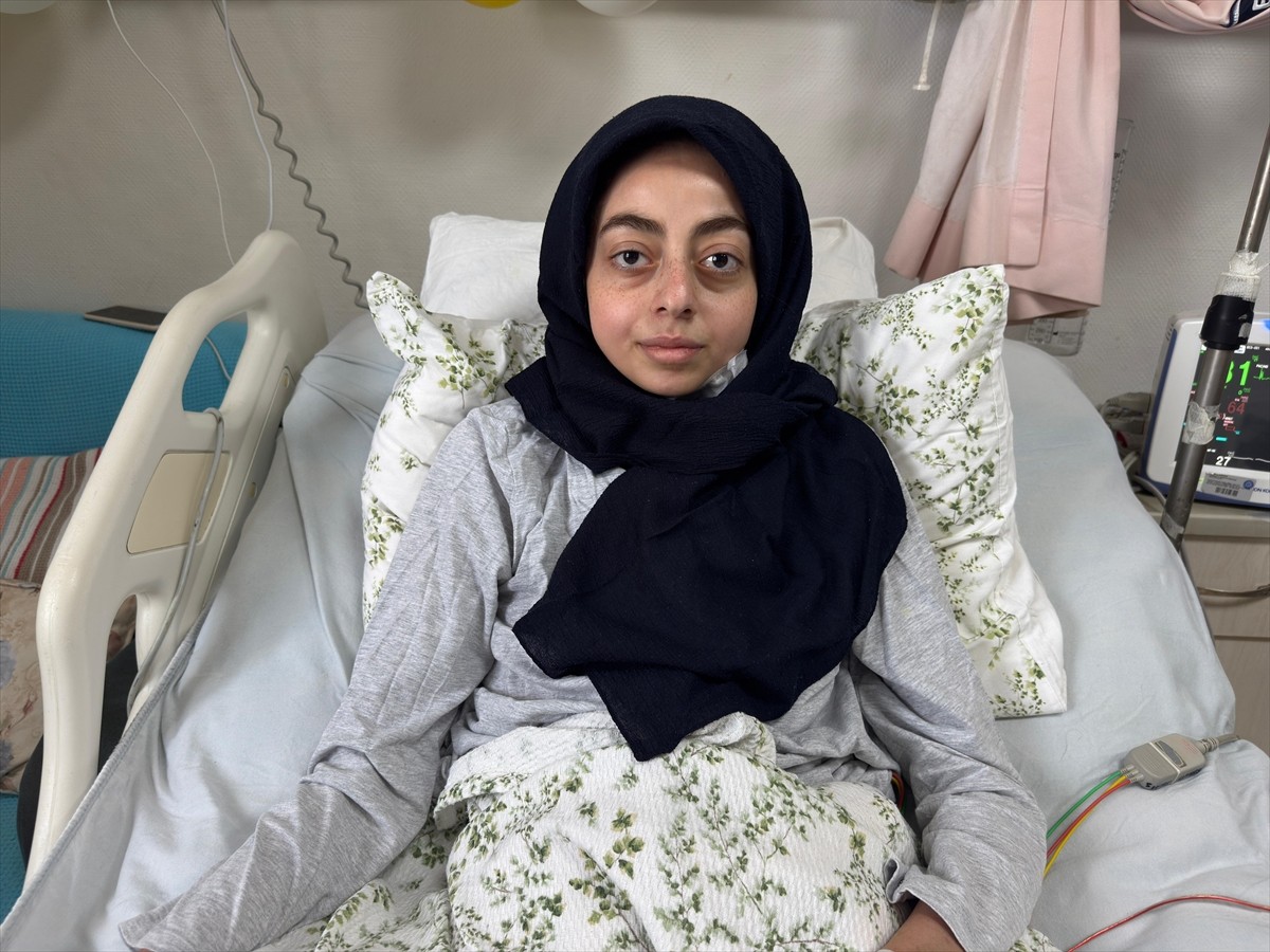 İzmir'de 13 yıldır yapay kalp destek cihazıyla yaşayan 21 yaşındaki Zeynep Altun, kalp nakliyle...