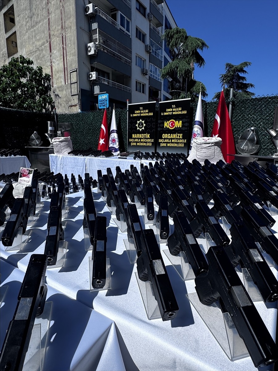 İzmir'de 464 silah ele geçirildi, gözaltına alınan 137 şüpheli tutuklandı. Yapılan aramalarda...