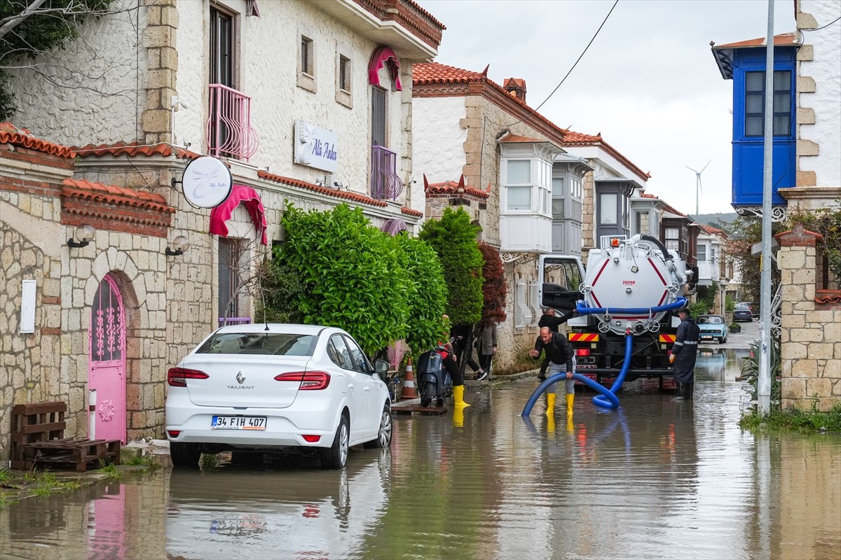 İzmir'de gök gürültülü sağanak yaşamı olumsuz etkiledi. Yağmurun en çok etkili olduğu Çeşme...