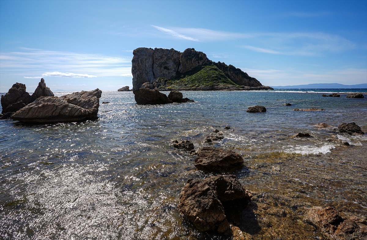 İzmir'de karaya 100 metre uzaklıkta yer alan ve deniz suyu seviyesinin diz boyunda olması...