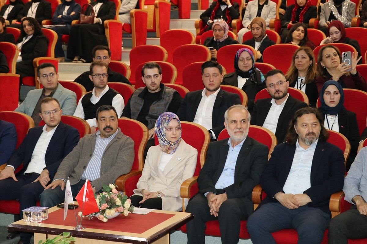 İzmir'de öğrencilerin yasama sürecini deneyimlemesi amacıyla liseler arası meclis simülasyonu...