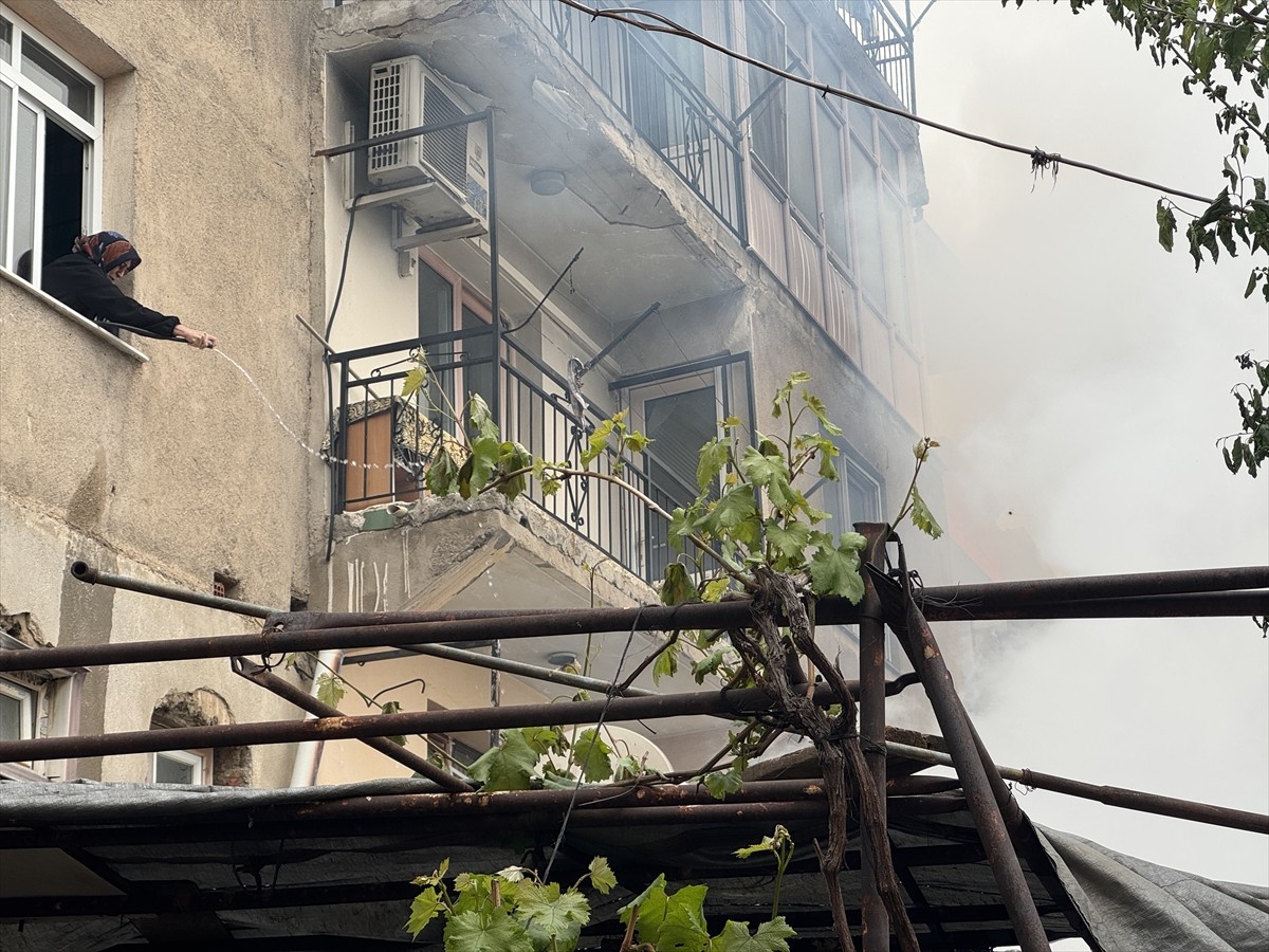 İzmir'in Bayraklı ilçesinde müstakil bir evde çıkan yangında, bahçedeki kafeste beslenen çok...