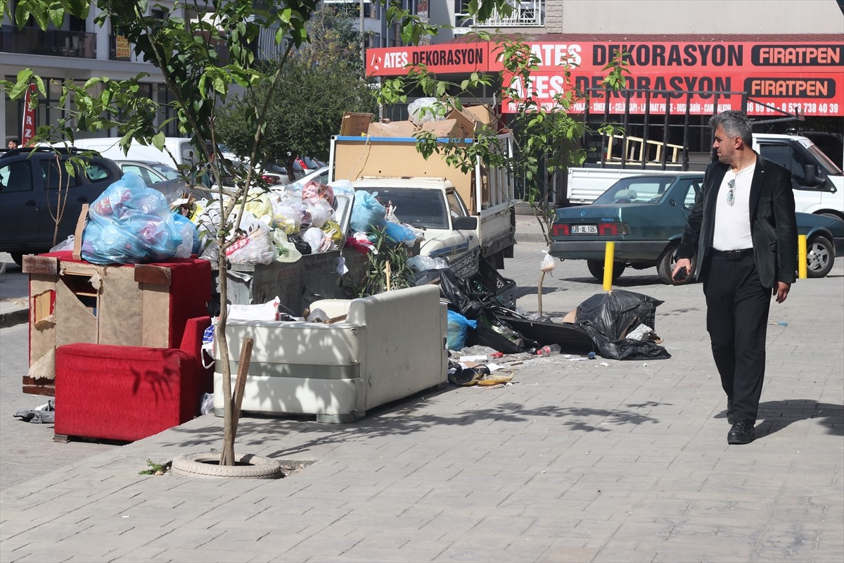 İzmir'in Çiğli ilçesinde belediye işçilerinin grevi nedeniyle çöp toplama hizmeti aksadı. İş...