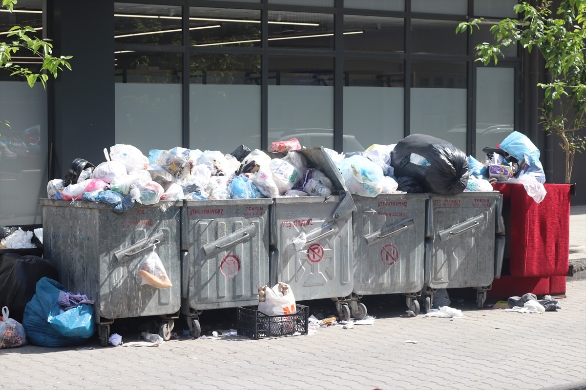İzmir'in Çiğli ilçesinde belediye işçilerinin grevi nedeniyle çöp toplama hizmeti aksadı. İş...