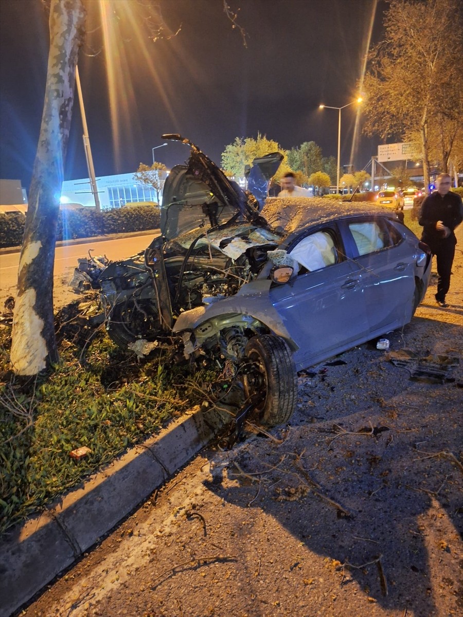 İzmir'in Gaziemir ilçesinde ağaca çarpan otomobilin sürücüsü hayatını kaybetti. İhbar üzerine kaza...