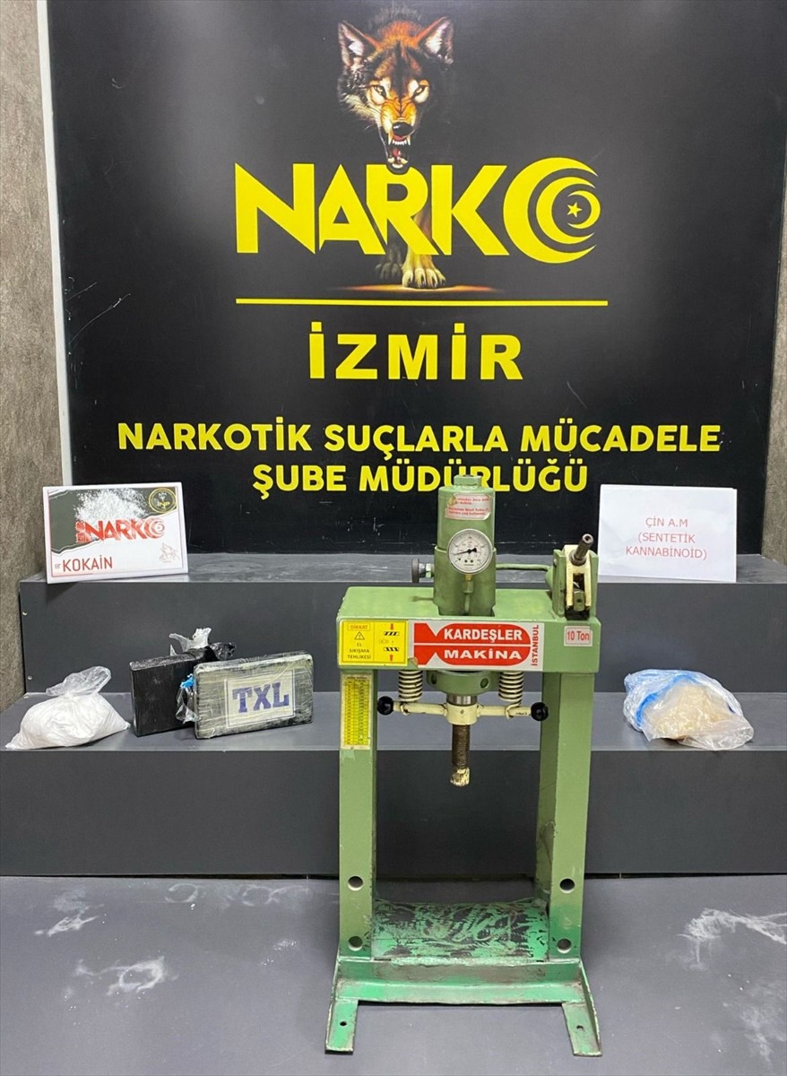 İzmir'in Kemalpaşa ilçesinde uyuşturucu operasyonunda gözaltına alınan 4 zanlı tutuklandı....