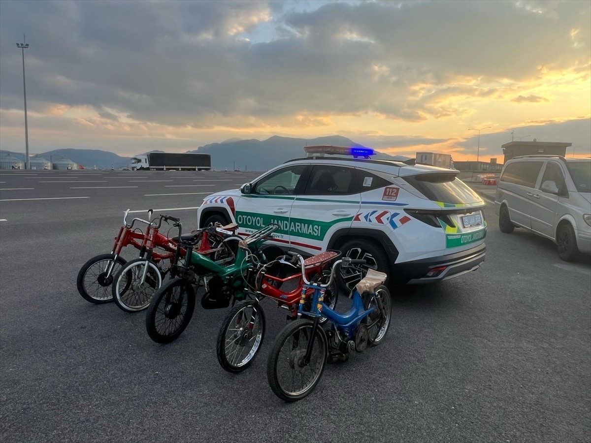 İzmir'in Kemalpaşa ilçesindeki otoyolda yarışan 5 motosiklet sürücüsüne jandarma ekiplerince 115...