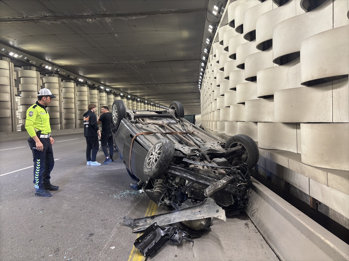 İzmir'in Konak ilçesinde beton bariyere çarparak takla atan otomobilin sürücüsü yaralandı.