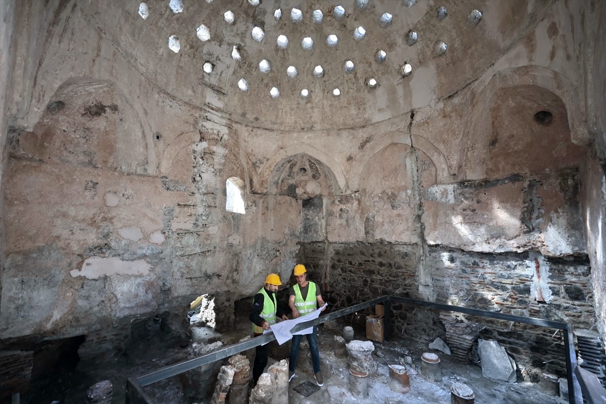 İzmir'in Konak ilçesindeki Kıllıoğlu Hamamı'nda 2021 yılındaki restorasyon sırasında tarihi...