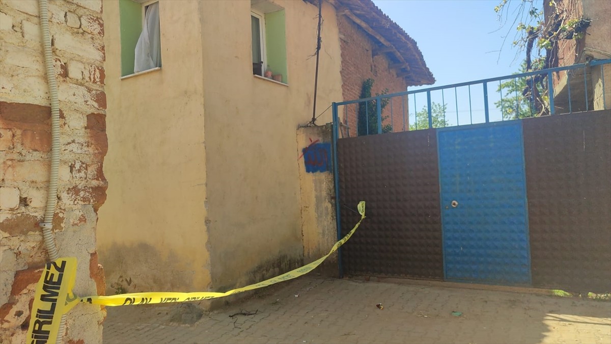 İzmir'in Ödemiş ilçesinde, arazi anlaşmazlığı yaşadığı oğlunu av tüfeğiyle vurarak öldüren baba...