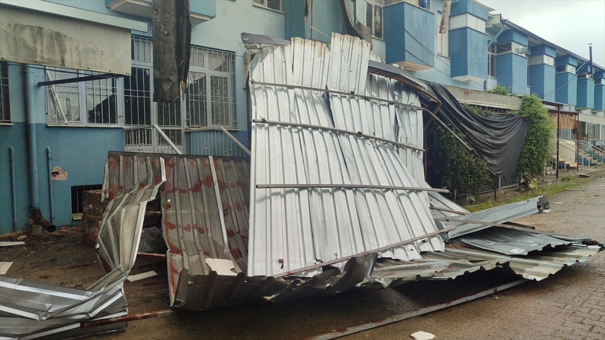 İzmir'in Ödemiş ilçesinde etkili olan sağanak ve fırtına Ayakkabıcılar Sitesi'ndeki bazı iş...