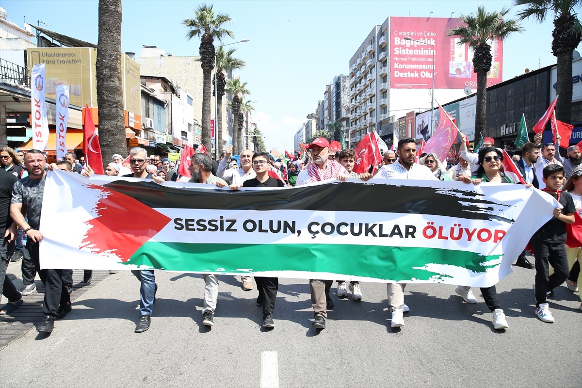 İzmir Sivil Toplum Kuruluşları (İSTOK) öncülüğünde, İsrail'in Gazze'ye yönelik saldırılarını...