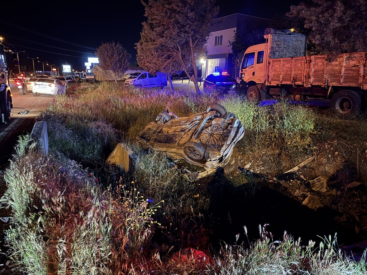 Kahramanmaraş'ın Onikişubat ilçesinde otomobilin takla atması sonucu 1 kişi hayatını kaybetti, 1...