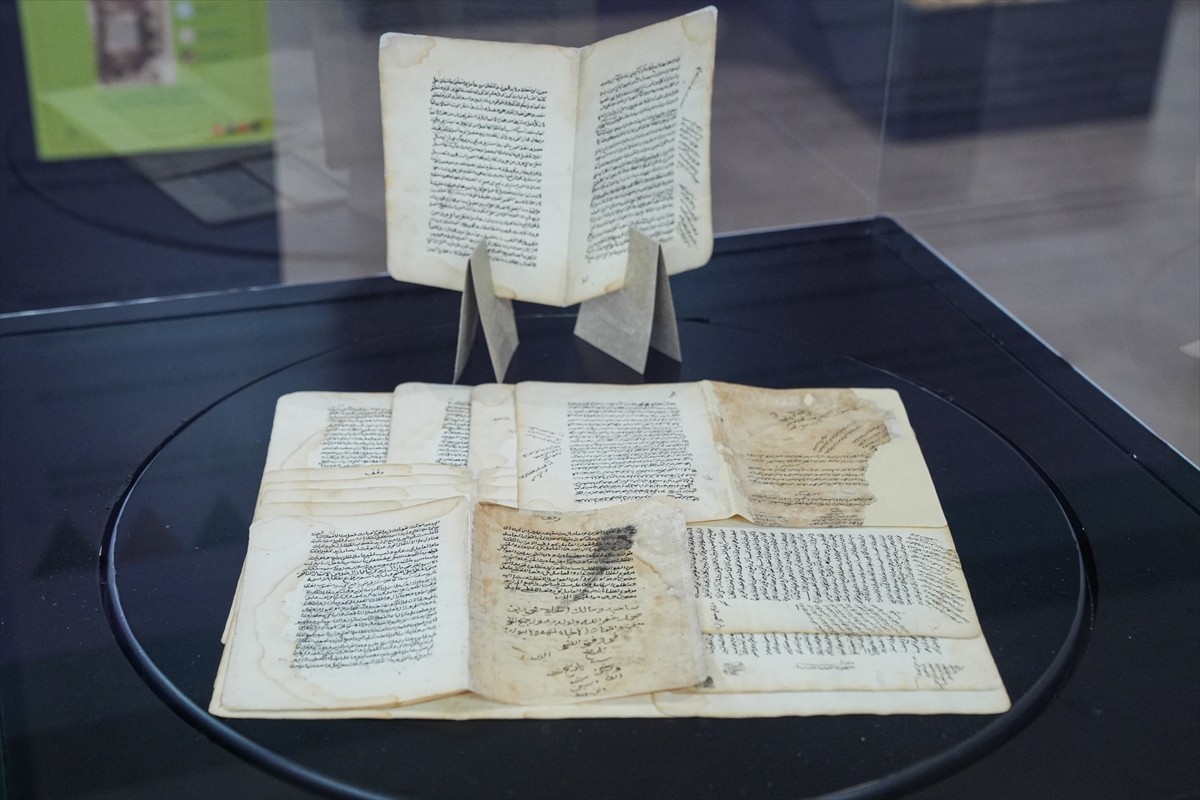 Kahramanmaraş'ta saklı kalmış bir bohçanın içinden çıkan 40 kitabın Afşin'den İstanbul'a...