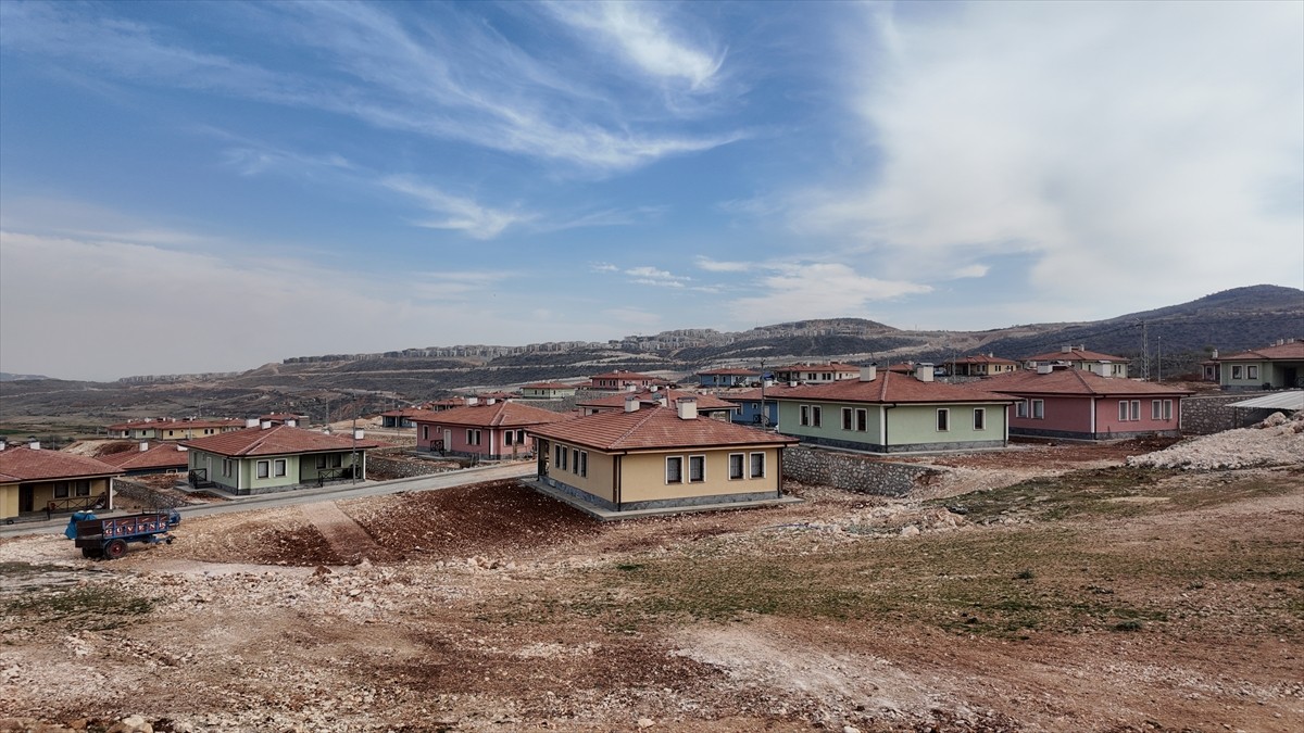 Kahramanmaraş merkezli 6 Şubat 2023'teki depremlerden hasar alan Adıyaman'da afetzedeler yeni...