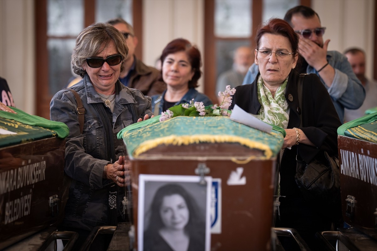Kanser nedeniyle 62 yaşında hayatını kaybeden oyuncu Leyla Okay'ın cenazesi Ankara'da Karşıyaka...