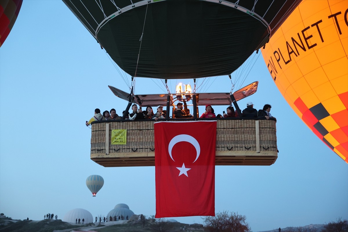 Kapadokya'da sıcak hava balonları, 23 Nisan Ulusal Egemenlik ve Çocuk Bayramı dolayısıyla Türk...