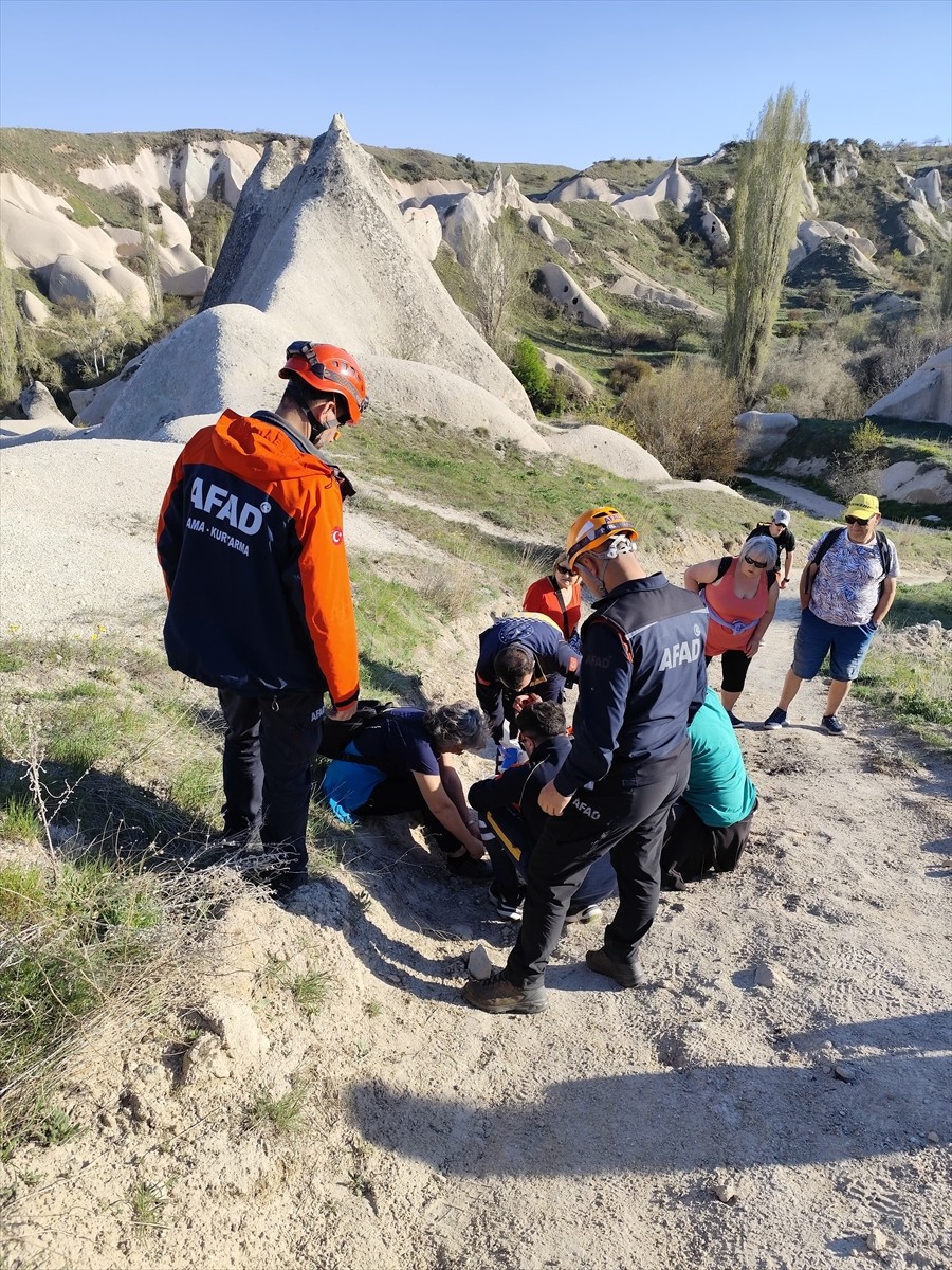 Kapadokya'da vadi yürüyüşü sırasında ayağından sakatlanan İspanyol turist, AFAD ekiplerinin...