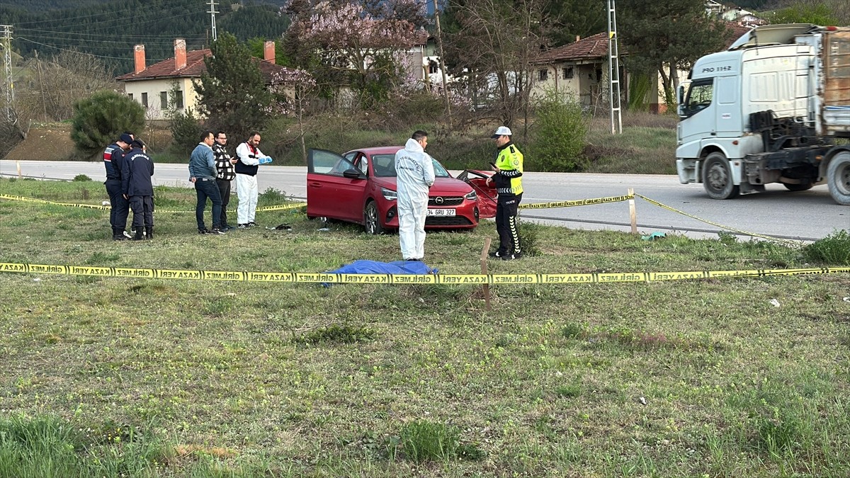 Karabük'te tırla çarpışan otomobilde bulunan 3 kişi hayatını kaybetti, 2 kişi yaralandı. Kaza...