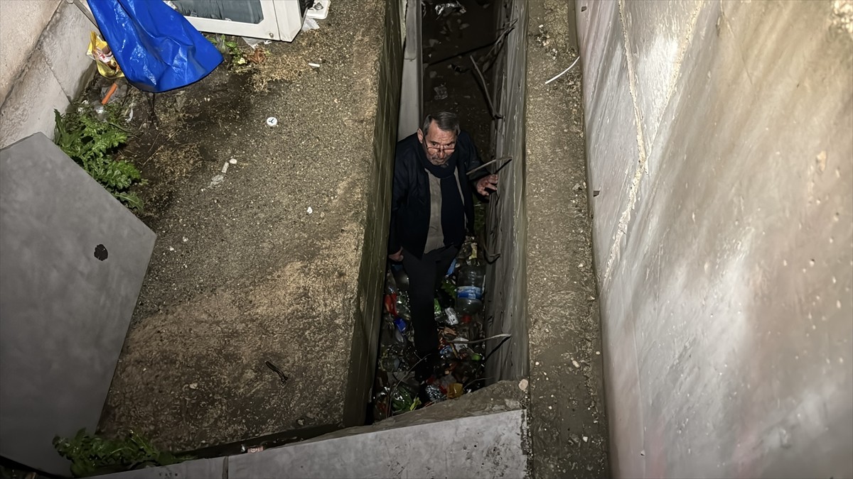 Karabük'te yaklaşık 5 metre yükseklikten iki duvar arasındaki boşluğa düşen kişi, AFAD ekiplerince...