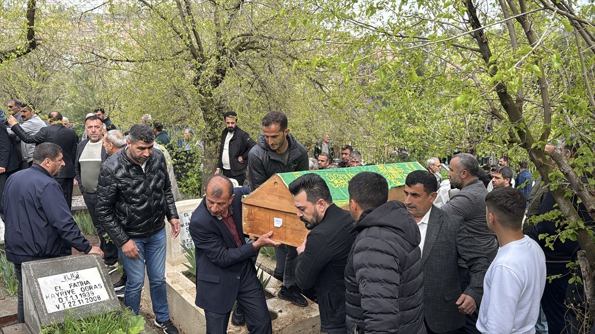 Karabük'teki trafik kazasında hayatını kaybeden aynı aileden 4 kişi, Diyarbakır'da son...