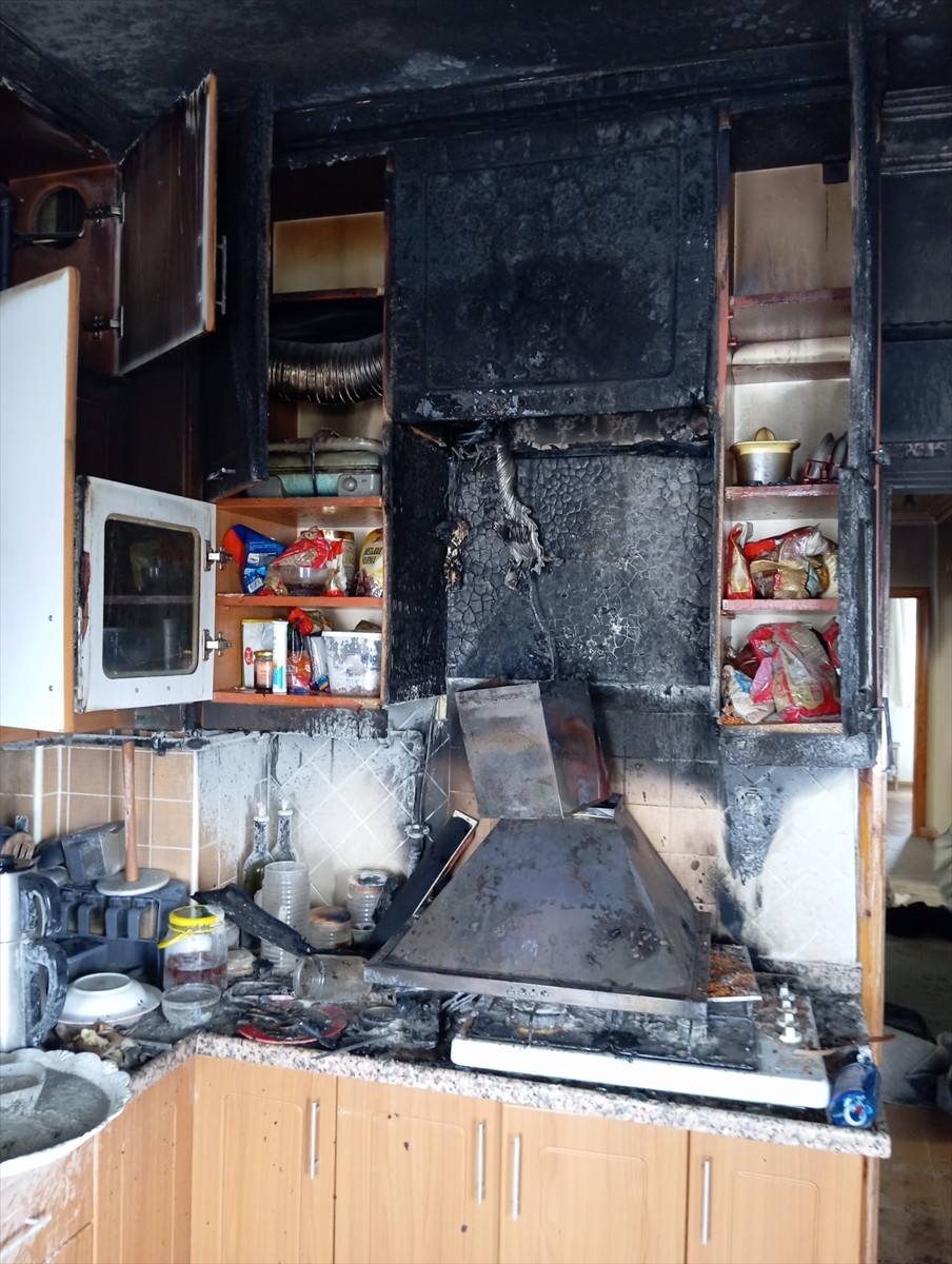 Karabük'ün Safranbolu ilçesinde apartman dairesinde çıkan yangında 3'ü çocuk 4 kişi dumandan...