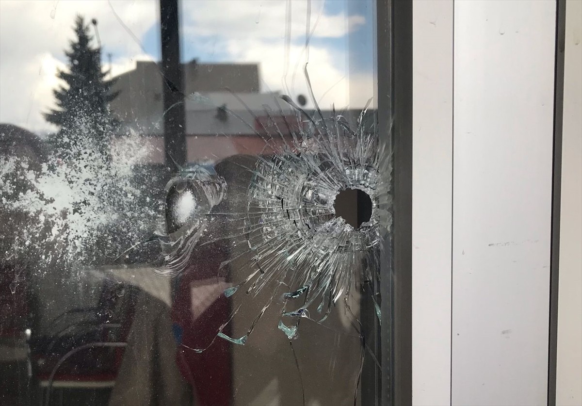 Kars'ın Arpaçay ilçesinde iki grup arasında çıkan silahlı kavgada, olay yerinden araçla geçerken...