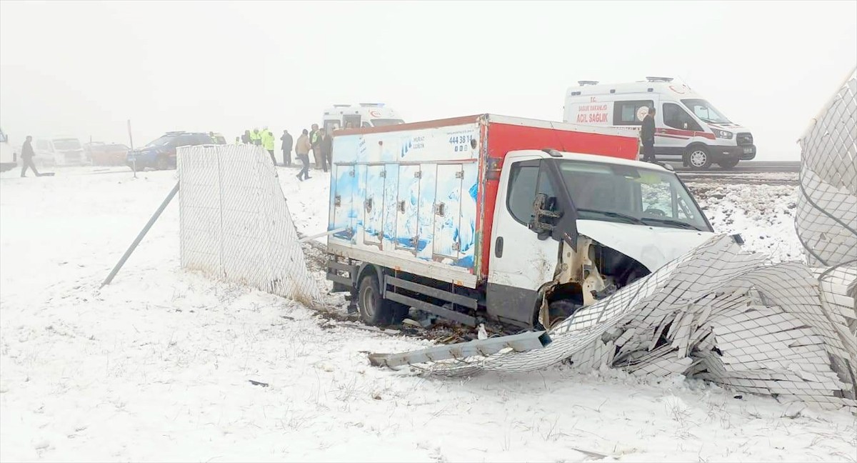 Kars'ın Sarıkamış ilçesinde kamyonet ile hafif ticari aracın çarpışması sonucu 4 kişi...