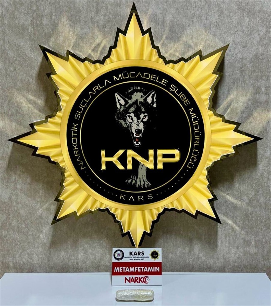 Kars'ta, mide ve bağırsaklarında 105,98 gram sentetik uyuşturucu bulunan İran uyruklu zanlı...