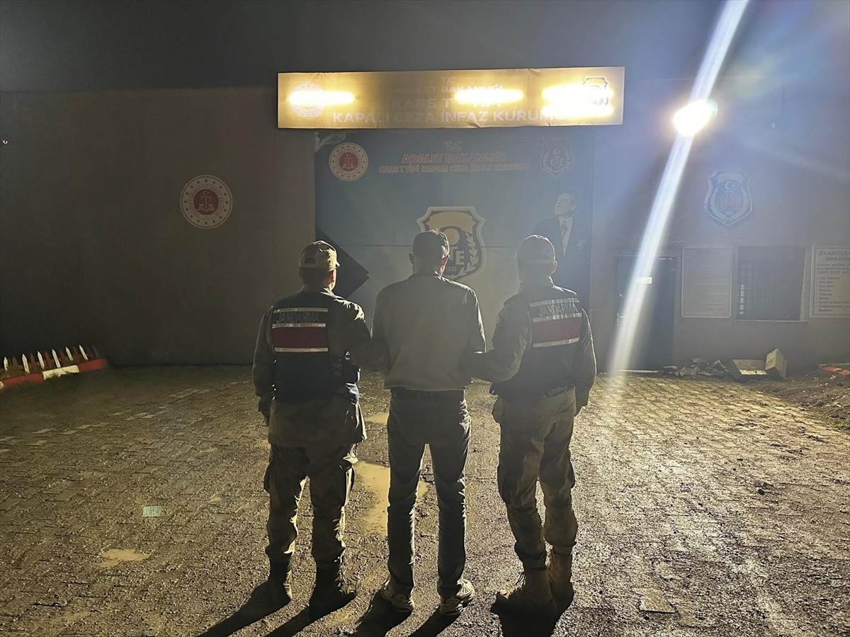 Kars'ta, mide ve bağırsaklarında sentetik uyuşturucu bulunan İran uyruklu zanlı tutuklandı.