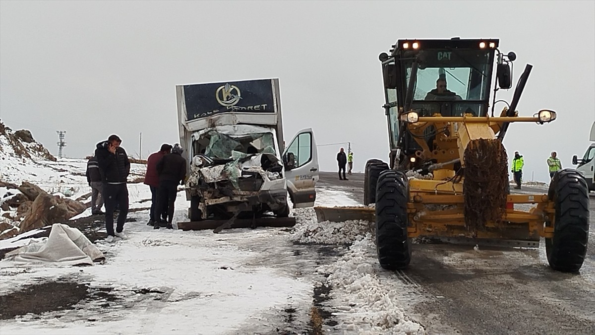 Kars-Ardahan kara yolunda kamyonetin kar küreme aracına çarpması sonucu 1 kişi öldü, 2 kişi...