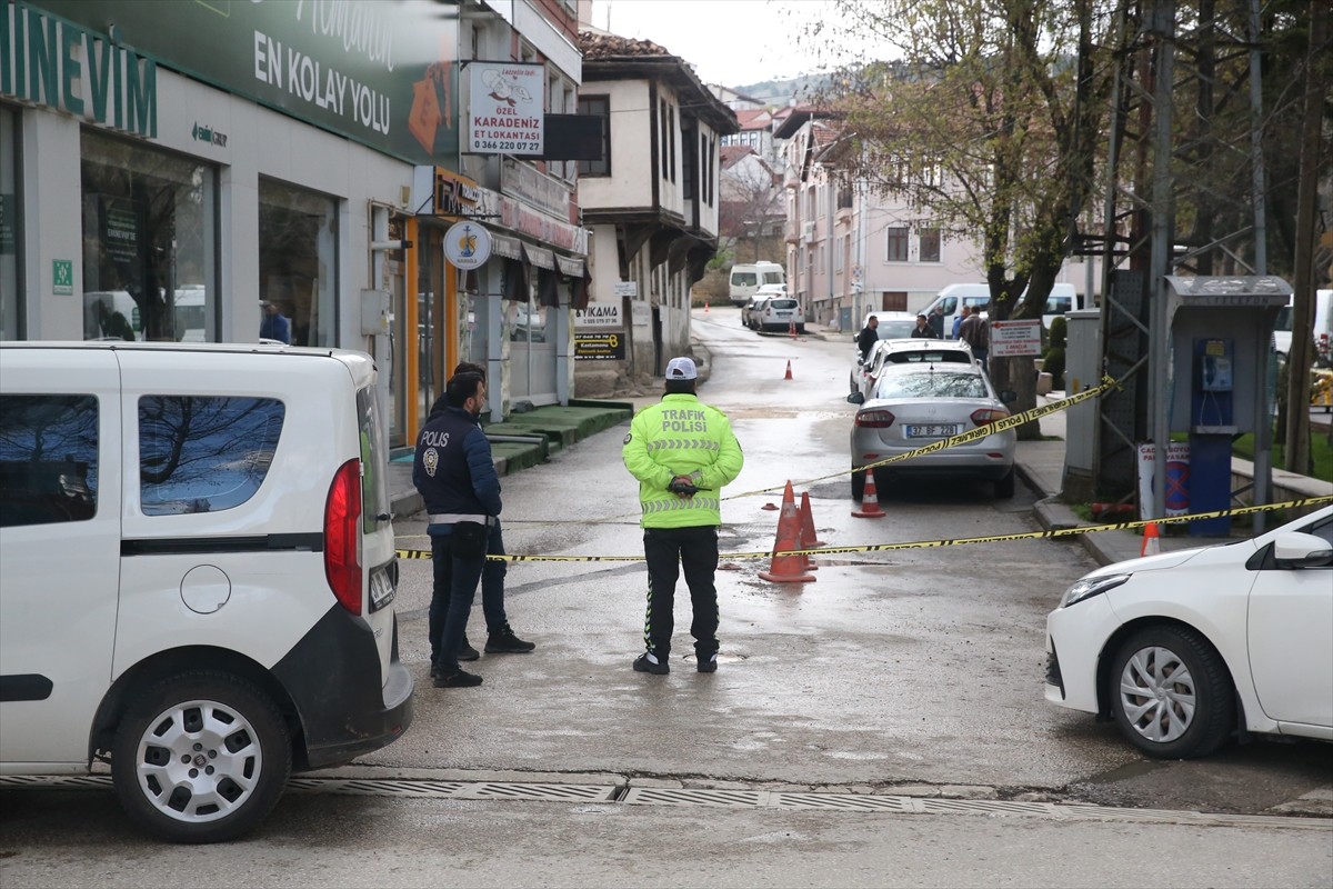 Kastamonu'da, apartmanın içerisinde el bombası bulundu. Ekipler olay yerinde çalışma yaptı.