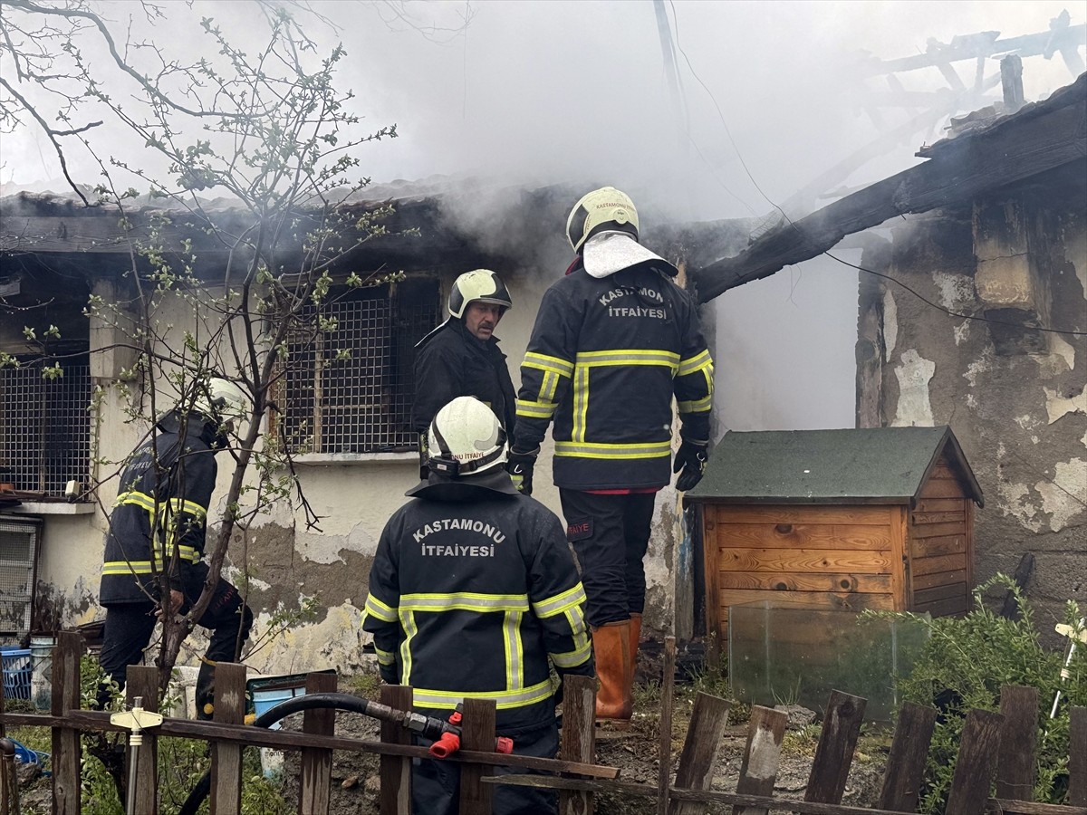 Kastamonu'da henüz bilinmeyen nedenle yangın çıkan evde bir ceset bulundu. İtfaiye ekipleri...