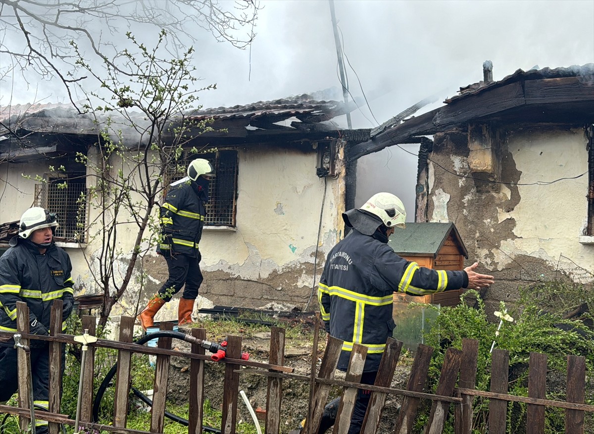 Kastamonu'da henüz bilinmeyen nedenle yangın çıkan evde bir ceset bulundu. İtfaiye ekipleri...