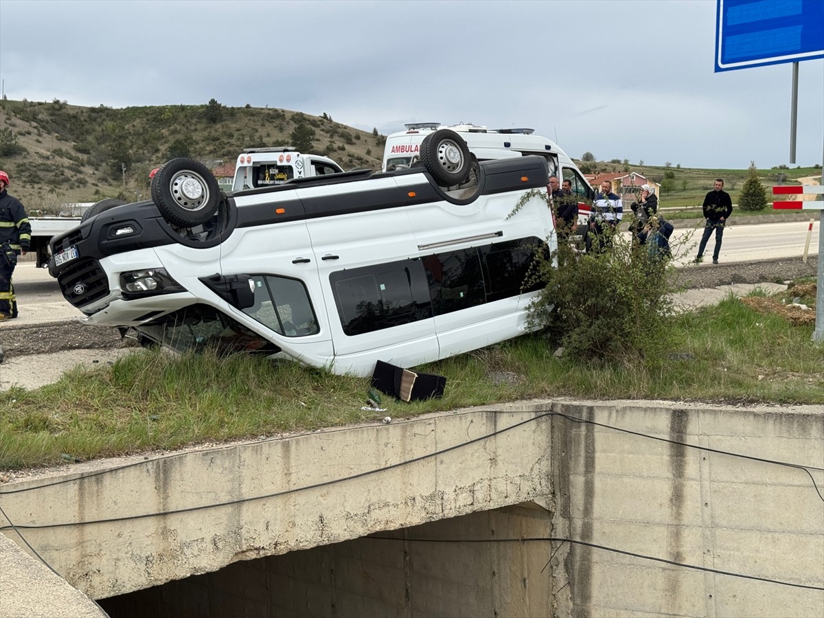 Kastamonu'da minibüs ile tırın çarpıştığı kazada 10 kişi yaralandı.
