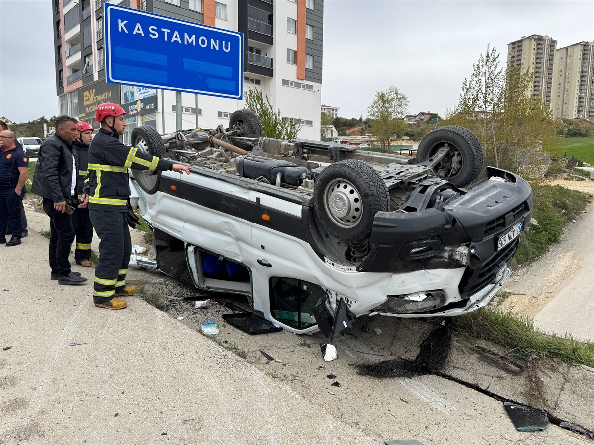 Kastamonu'da minibüs ile tırın çarpıştığı kazada 10 kişi yaralandı.