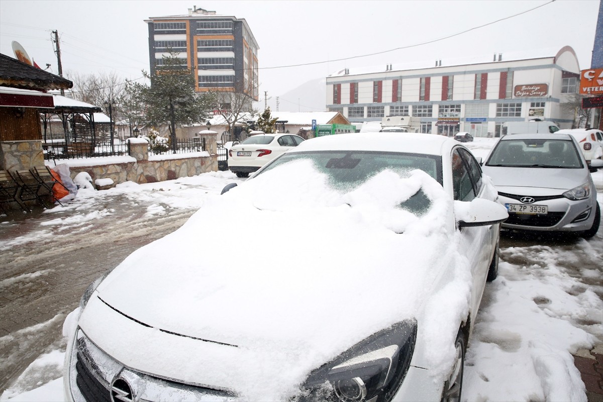 Kastamonu'nun yüksek rakımlı ilçelerinde etkili olan kar yağışı nedeniyle bazı araçların üzeri...