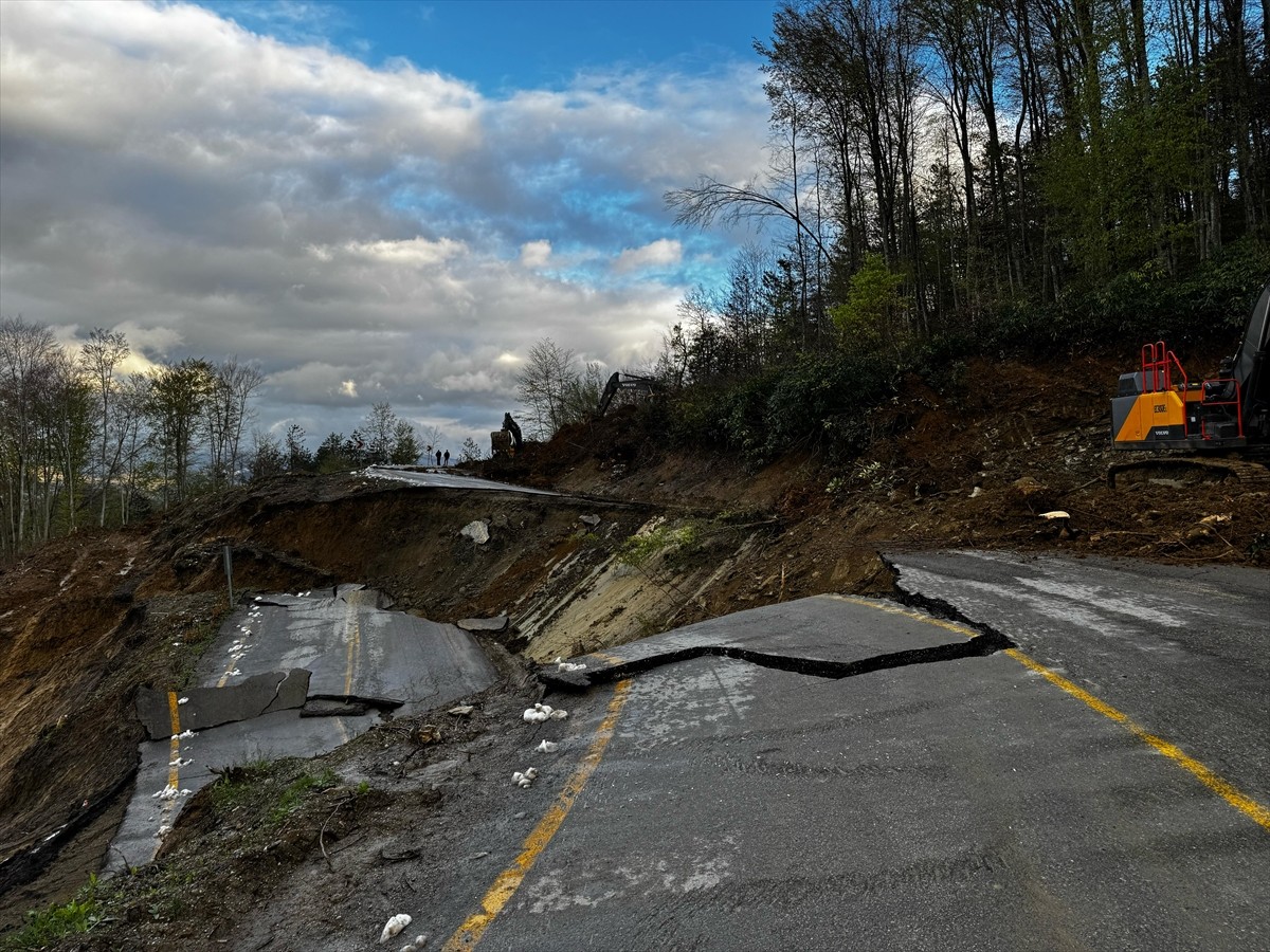 Kastamonu-Çatalzeytin kara yolu heyelan nedeniyle ulaşıma kapandı. İlçe merkezine 7 kilometre...