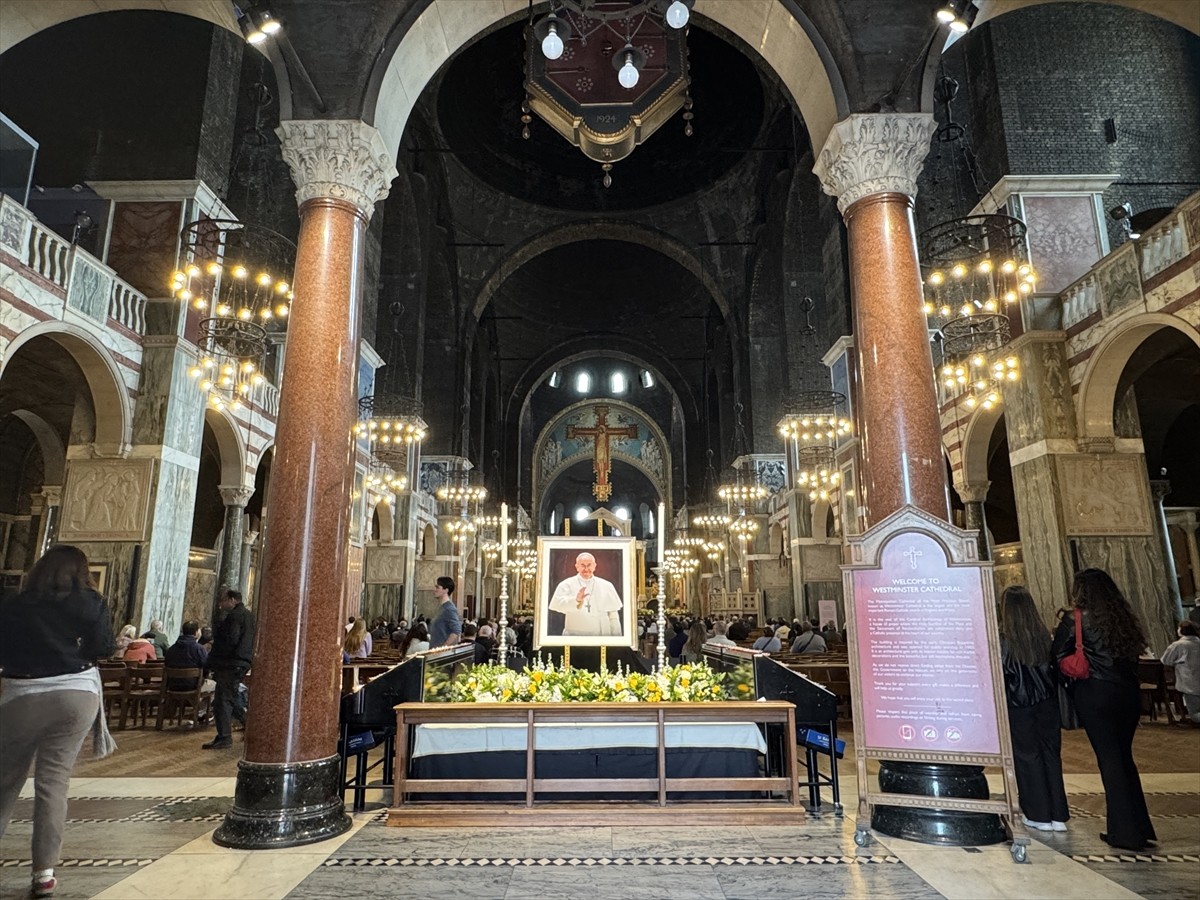 Katoliklerin ruhani lideri ve Vatikan Devlet Başkanı Papa Franciscus'un ölümü üzerine halk...