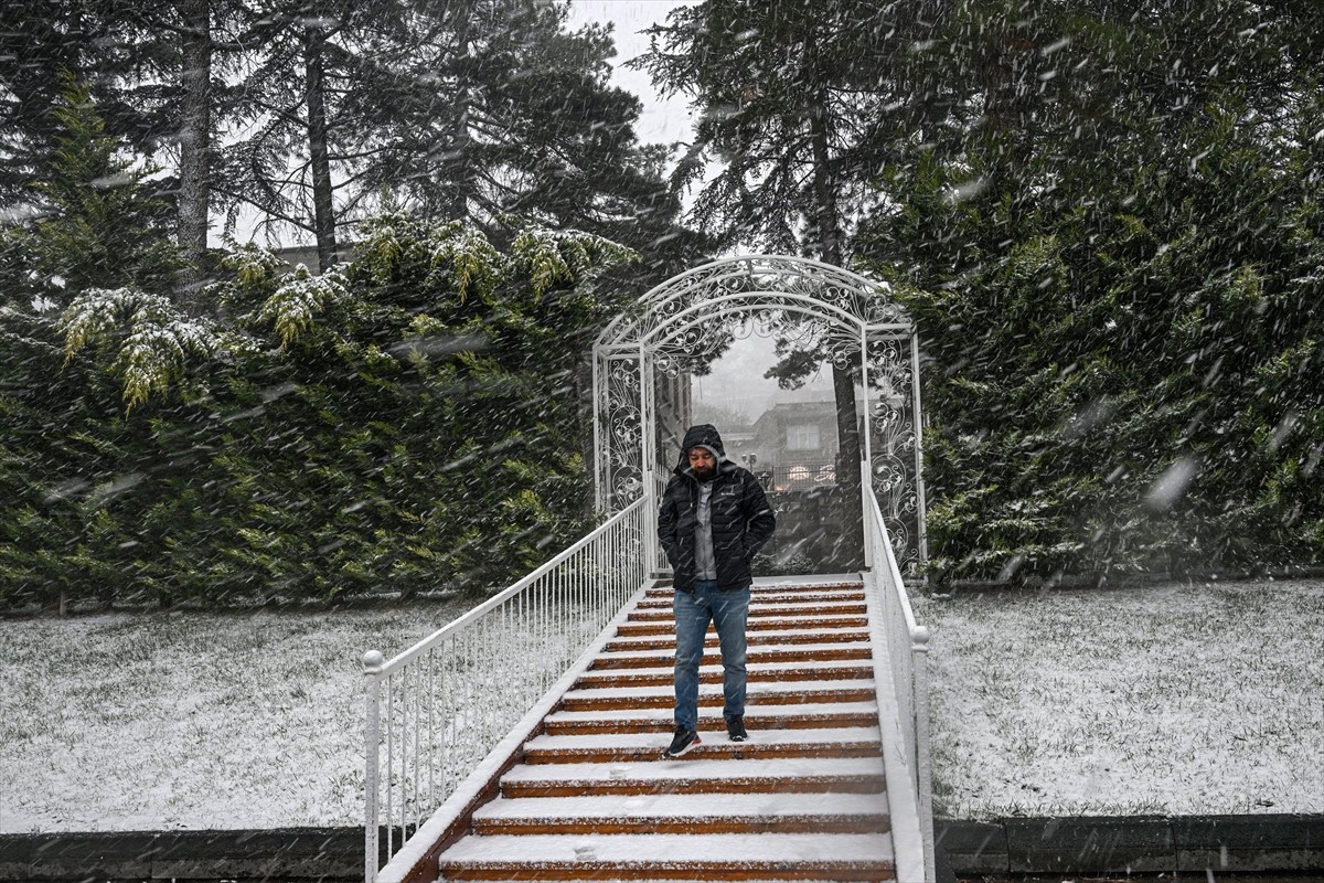 Kayseri'de akşam üzeri başlayan kar ve tipi etkisini sürdürüyor. Kent genelinde etkili olan kar...