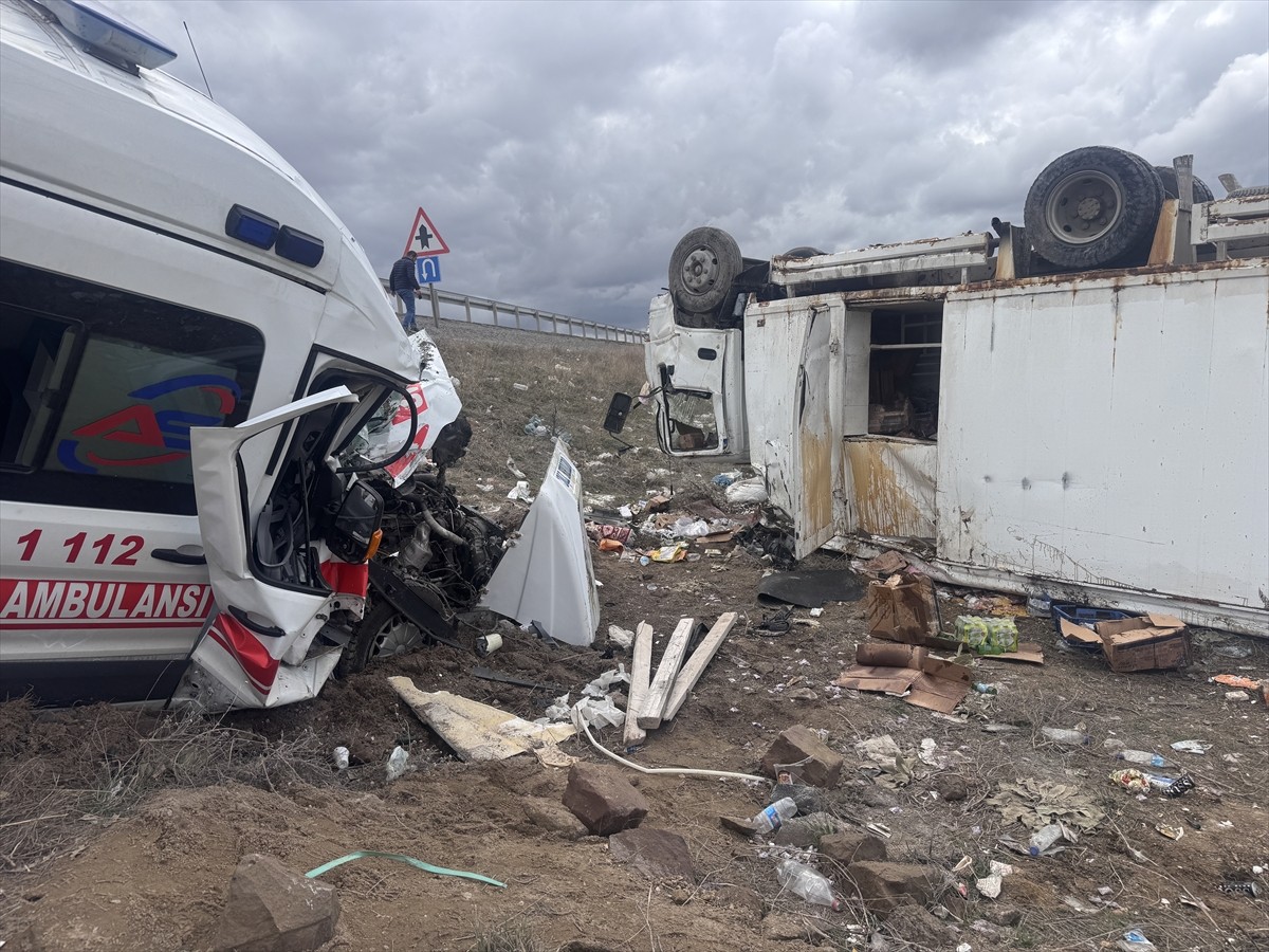 Kayseri'de ambulans ile kamyonetin çarpışması sonucu 6 kişi yaralandı.