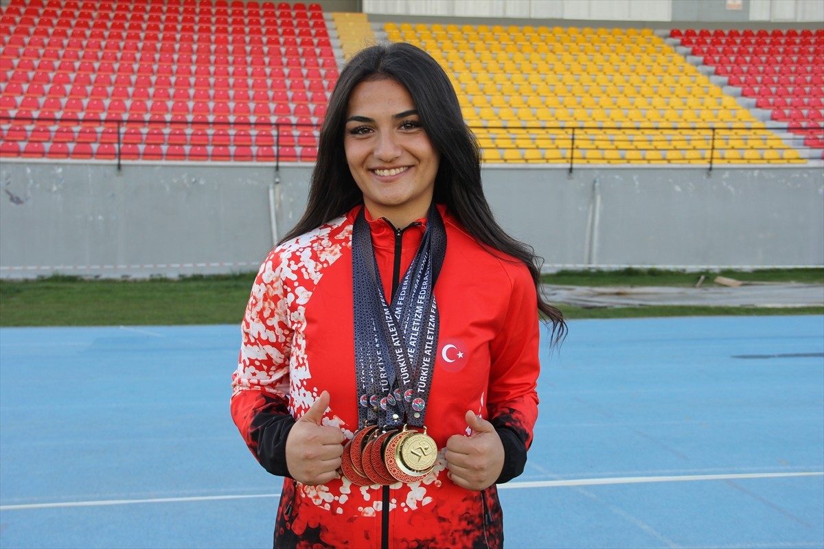 Kayseri'de antrenörünün yönlendirmesiyle küçük yaşta atletizme başlayan Türkiye şampiyonu 16...