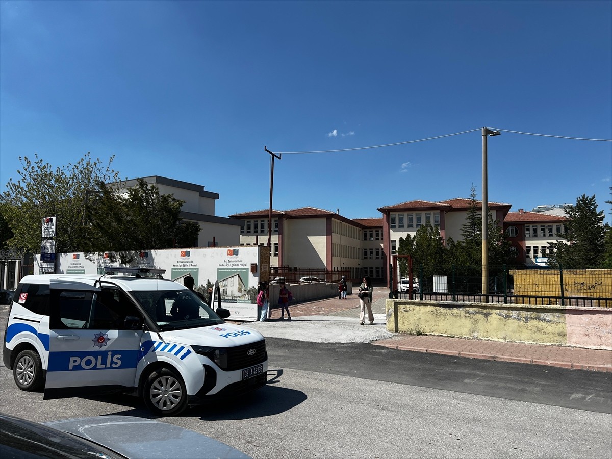 Kayseri'de çocuklarını beklediği okul önünde eski eşi tarafından bıçaklanan kadın, hastaneye...