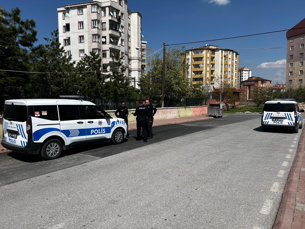 Kayseri'de çocuklarını beklediği okul önünde eski eşi tarafından bıçaklanan kadın, hastaneye...