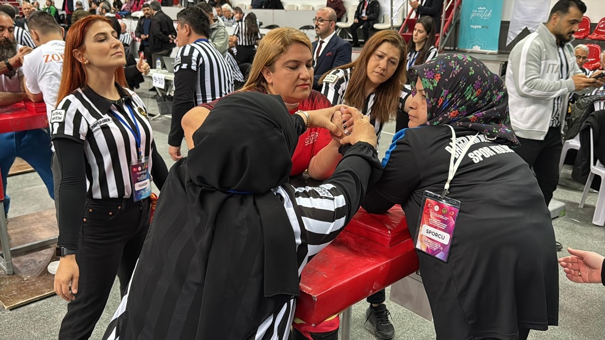 Kayseri'de katıldığı Bilek Güreşi Türkiye Şampiyonası ile Milli Takım Seçmeleri'nde 16'ncı kez...